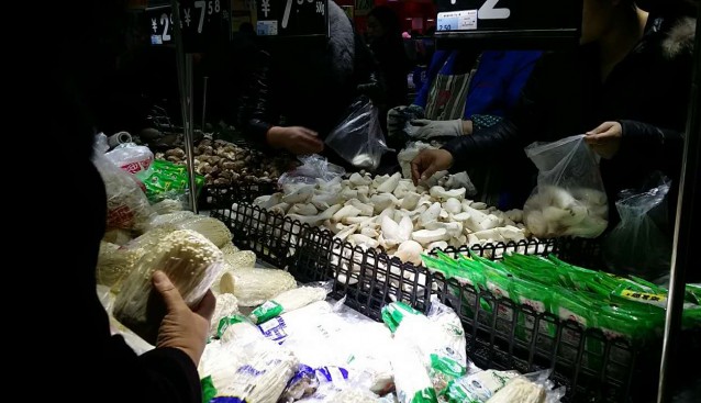河北：大年三十超市食用菌鮮品專柜受歡迎