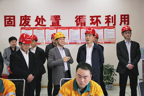 2016年3月，浙江省人大常委會副主任趙光君（右二，時任金華市委書記）來集團調(diào)研水泥窯協(xié)同處置固廢項目，肯定集團在“五水共治”、環(huán)境保護等方面作出的貢獻