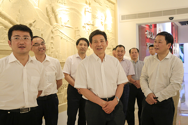 2017年9月，中國建筑材料聯(lián)合會會長喬龍德（中）來集團調(diào)研，充分肯定集團在創(chuàng)新驅(qū)動、綠色發(fā)展、“一帶一路”等方面取得的成績