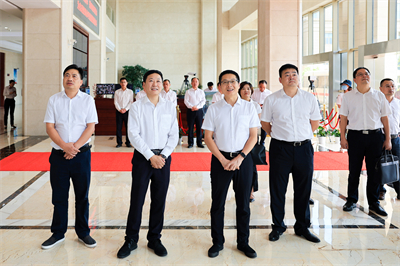2022年8月，蘭溪市委書記戴翀(左三)來紅獅集團調(diào)研